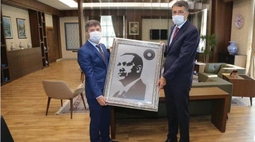 Vali &Ccedil;elik&rsquo;e bor par&ccedil;alarından yapılan Cumhurbaşkanı portresi