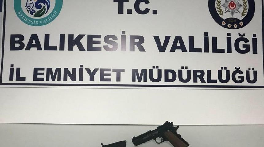 Balıkesir&rsquo;de polis 2 silah el ge&ccedil;irdi