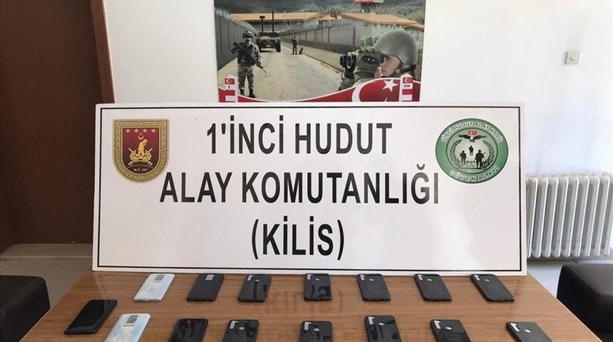 Sınırda 15 ka&ccedil;ak cep telefonu yakalandı