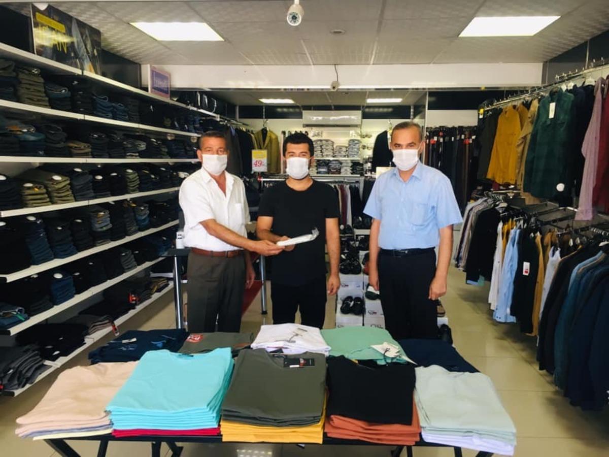 &Ccedil;atan, esnaf ve vatandaşa maske dağıttı