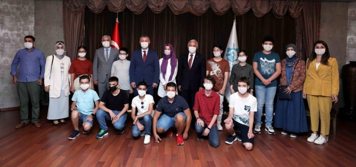 Başkan B&uuml;y&uuml;kakın, LGS&rsquo;de dereceye giren &ouml;ğrencileri &ouml;d&uuml;llendirdi