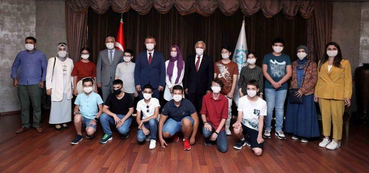 Başkan Büyükakın, LGS’de dereceye giren öğrencileri ödüllendirdi G1