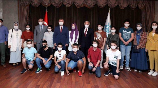 Başkan Büyükakın, LGS’de dereceye giren öğrencileri ödüllendirdi