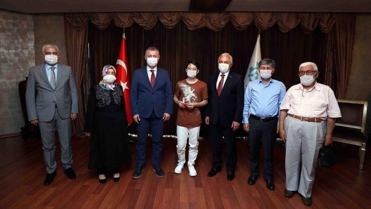 Başkan Büyükakın, LGS’de dereceye giren öğrencileri ödüllendirdi G3