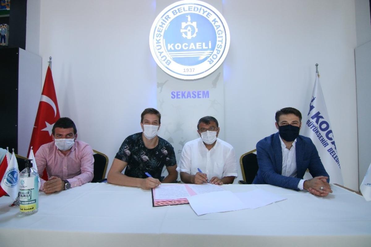 Kağıtspor voleybolda imzalar atıldı