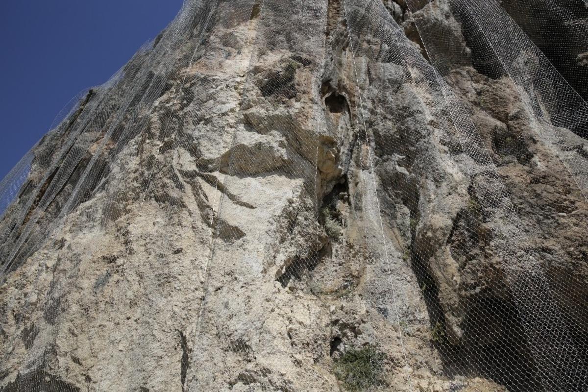 Geyikbayırı&rsquo;nda kayalık alana tel ağ geriliyor