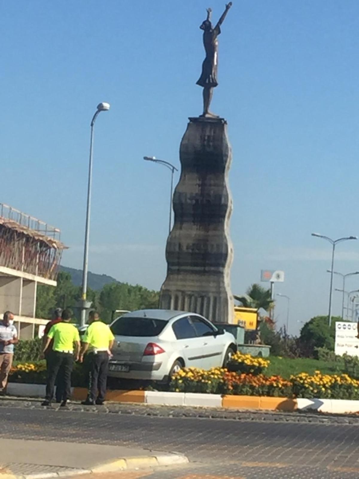 Otomobil bankete &ccedil;ıktı