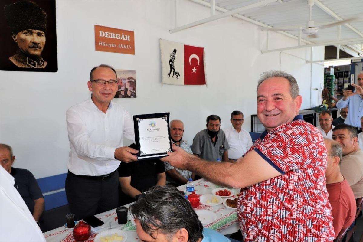 Başkan Akın&rsquo;a esnaflardan teşekk&uuml;r plaketi