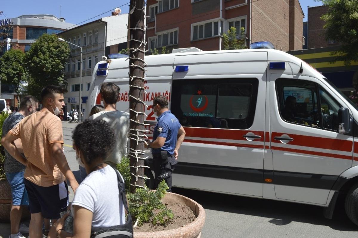 &Ccedil;arşı ortasında elektrikli scooter kazası: 2 yaralı