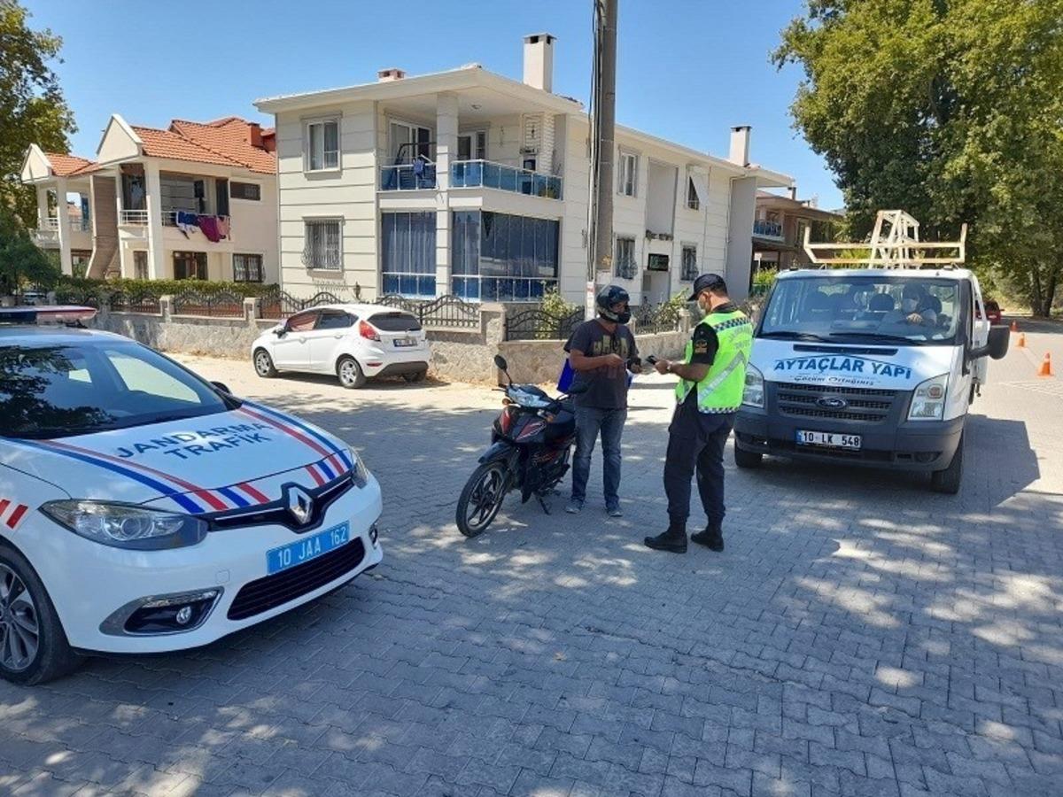 Jandarma hız yaparken radara yakalanan 47 araca ceza uyguladı