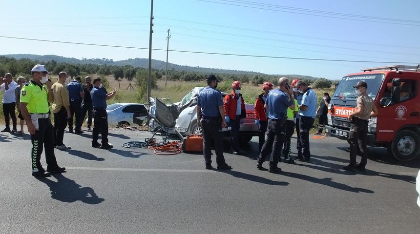 Balıkesir'de feci kaza! Denizden d&ouml;nen baba-kızın otomobili vince &ccedil;arptı: Baba &ouml;ld&uuml;, kızı ağır yaralı