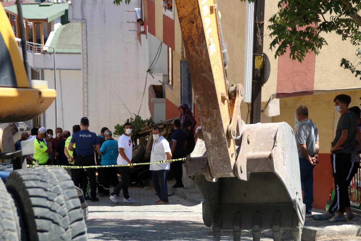 Faciadan d&ouml;n&uuml;ld&uuml;! Kayan iş makinası eve girdi