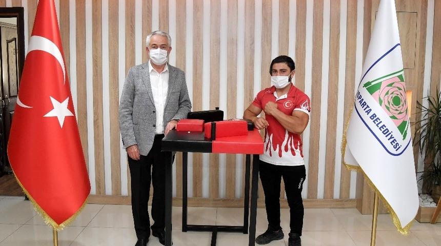 Belediye Başkanı Başdeğirmen&rsquo;den   şampiyona &ouml;d&uuml;l