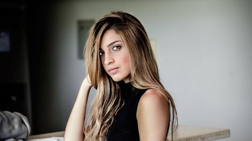 G&uuml;zel oyuncu evde keratin bakımının sırlarını a&ccedil;ıkladı! Bir daha kuaf&ouml;re gitmeyeceksiniz...