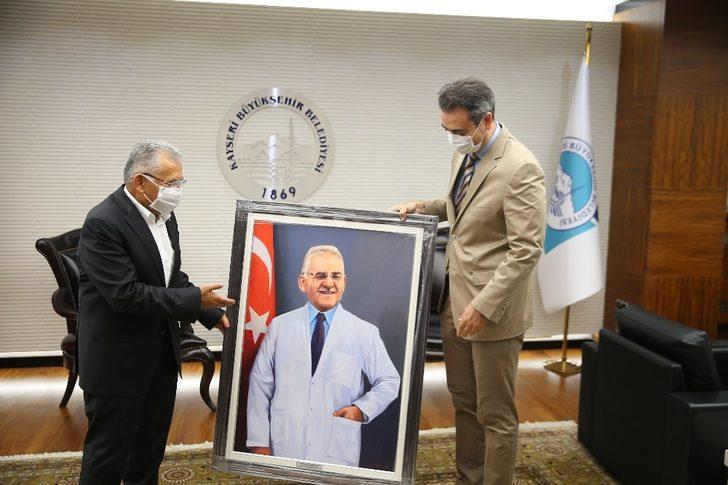 Kayseri Tabipler Odası’ndan Başkan Büyükkılıç’a anlamlı hediye G1