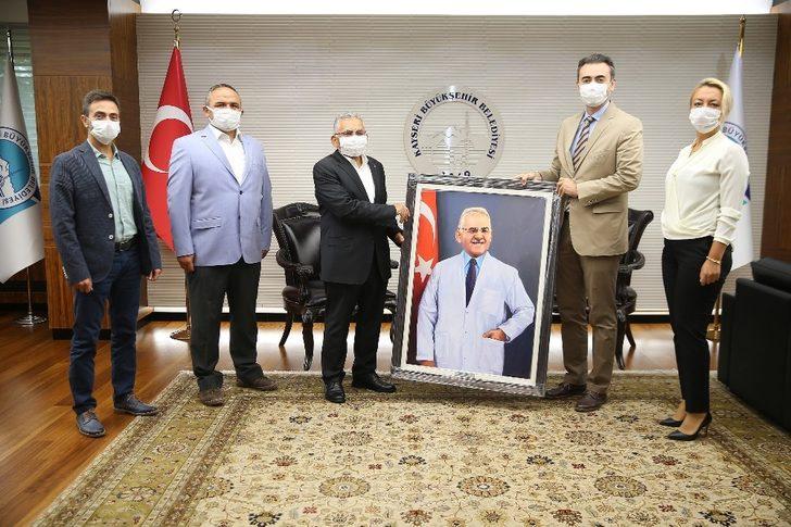 Kayseri Tabipler Odası’ndan Başkan Büyükkılıç’a anlamlı hediye G2