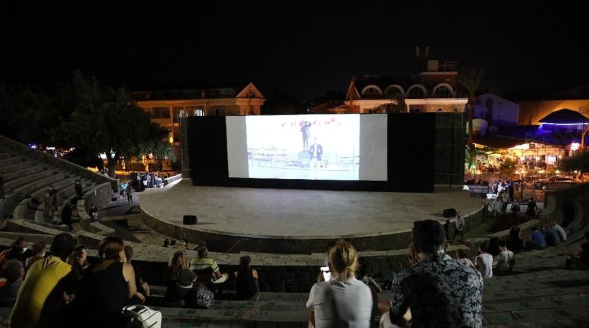 Marmaris&rsquo;te sosyal mesafeli film keyfi