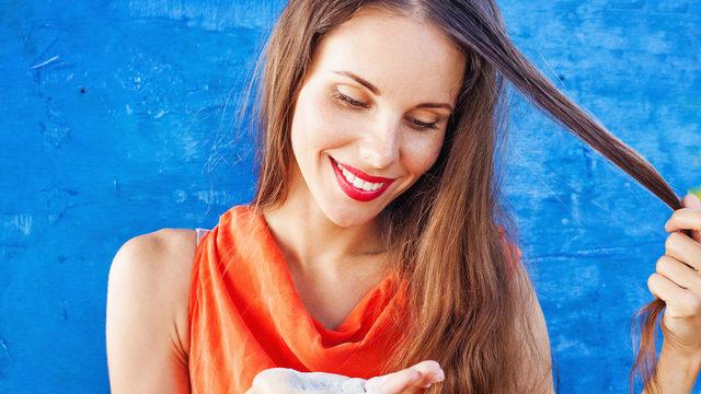 Bu uygulamalarla yağlı saçları çok kolay şekilde gizleyebilirsiniz! Pudra ve örgü...