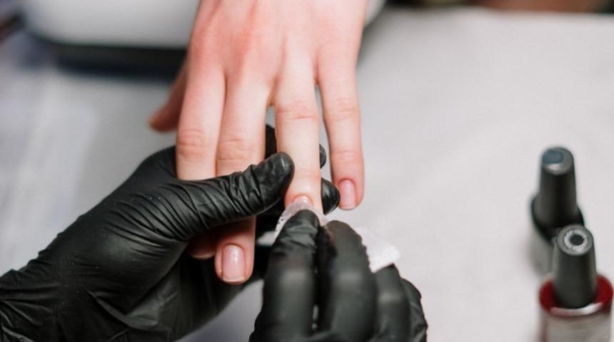 Sararan tırnaklar i&ccedil;in harika &ccedil;&ouml;z&uuml;mler! Diş macunu, karbonat ve limon ile...