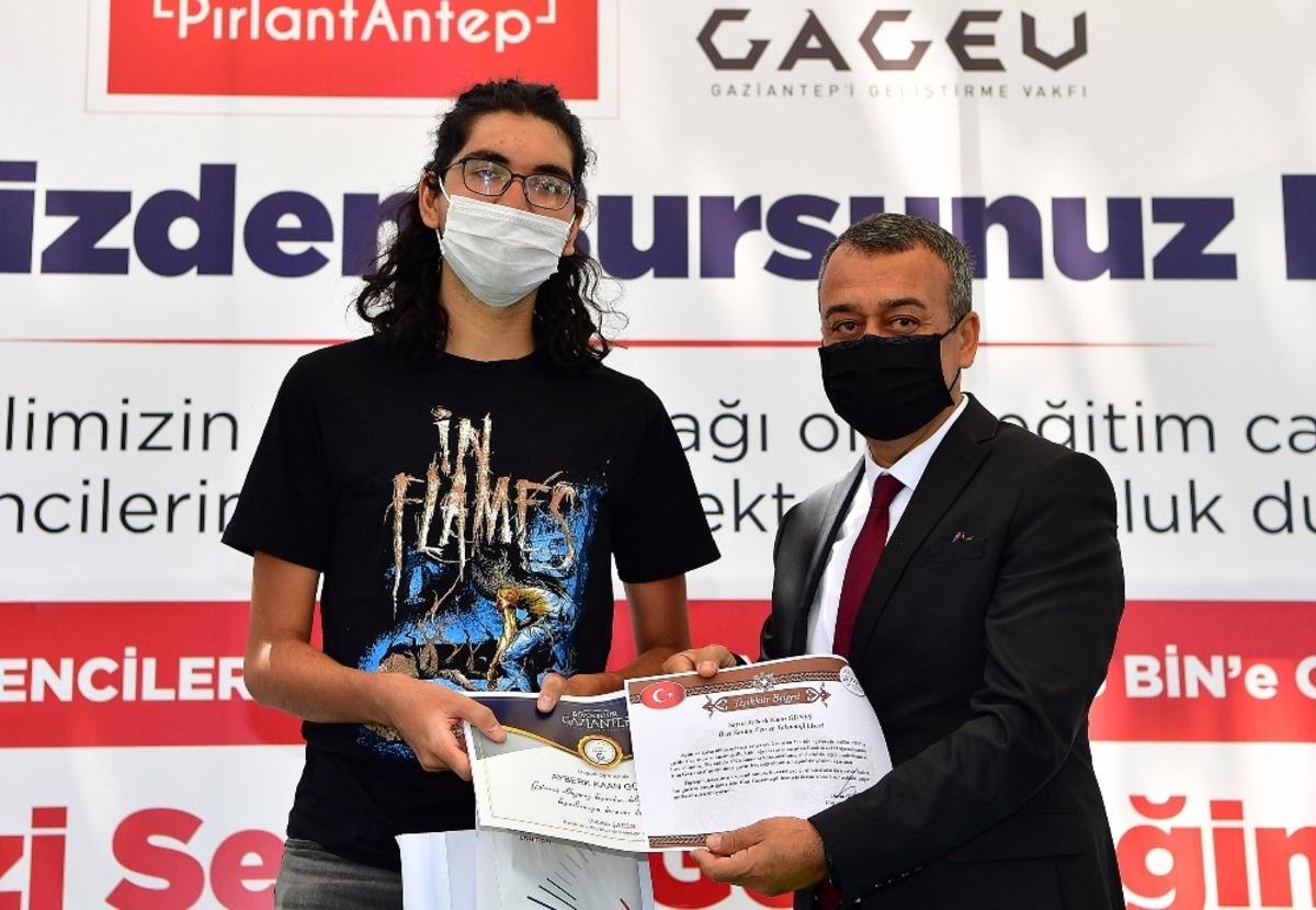 Gaziantep&rsquo;te YKS&rsquo;de ilk 5 bin&rsquo;e giren &ouml;ğrencilere burs