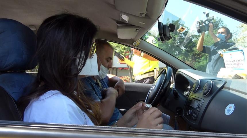 Polisi görünce kağıt havludan maske yaptı