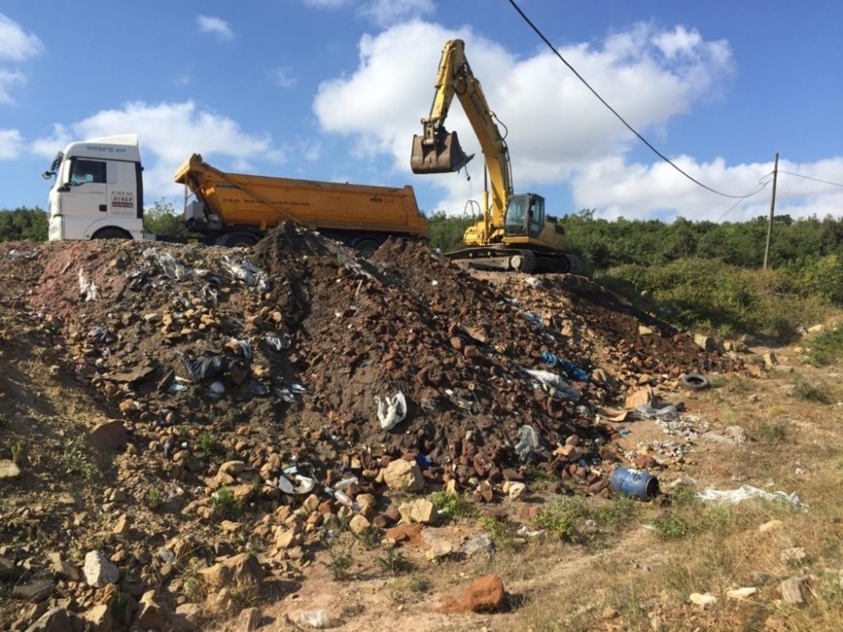 Dilovası Belediyesi sanayi atıklarına m&uuml;dahale etti