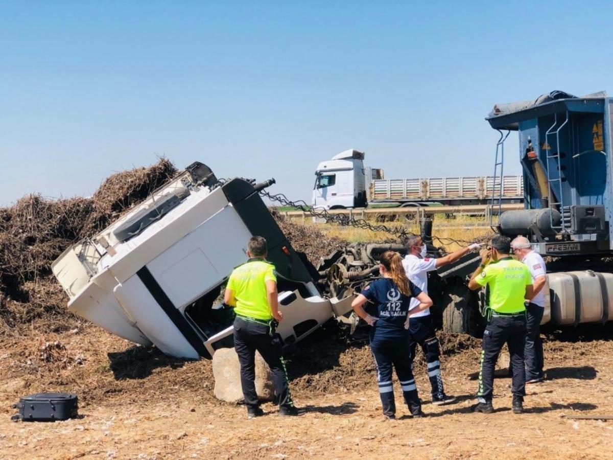 Viranşehir&rsquo;de tır şarampole devrildi: 1 yaralı