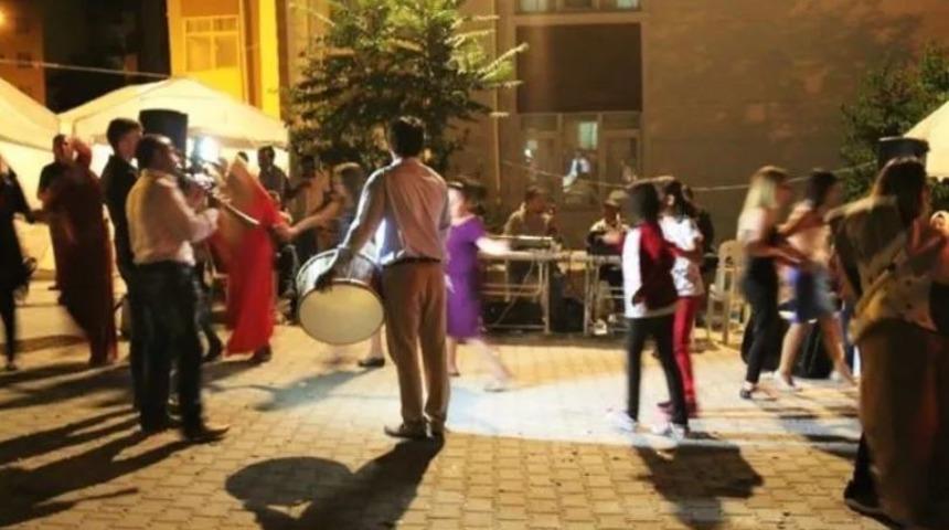 Sokak ve k&ouml;y d&uuml;ğ&uuml;nleri yasaklandı mı? Hangi illerde sokak d&uuml;ğ&uuml;nleri yasak? Sokak d&uuml;ğ&uuml;n&uuml; ka&ccedil; saat olacak?