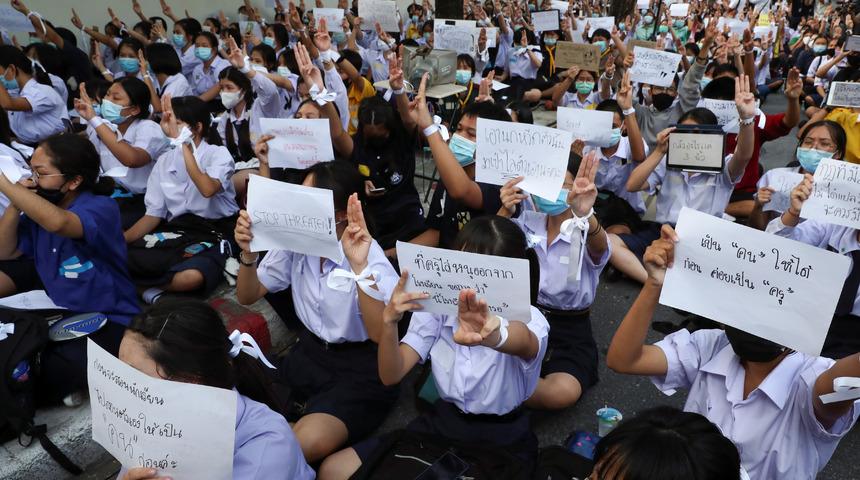 Tayland'da &ouml;ğrenciler bir aydır sokakta: A&ccedil;lık Oyunları işareti