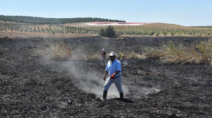 Manisa'da meteor yangını olduğu iddia edilen alanda mıknatıslarla g&ouml;k taşı aradılar