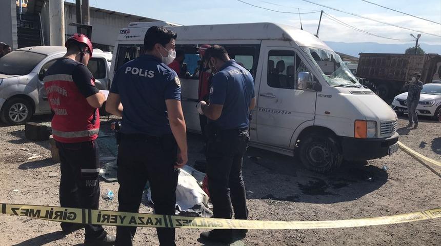 Sakarya'da lastiği patlayan minib&uuml;s devrildi! 1 kişi &ouml;ld&uuml;, 8 kişi yaralandı