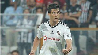 Beşiktaş Necip Uysal ile 3 yıllık yeni sözleşme imzalandığını TFF'ye bildirdi