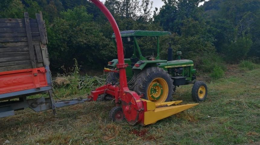 Silaj makinesi kolunu kopardı