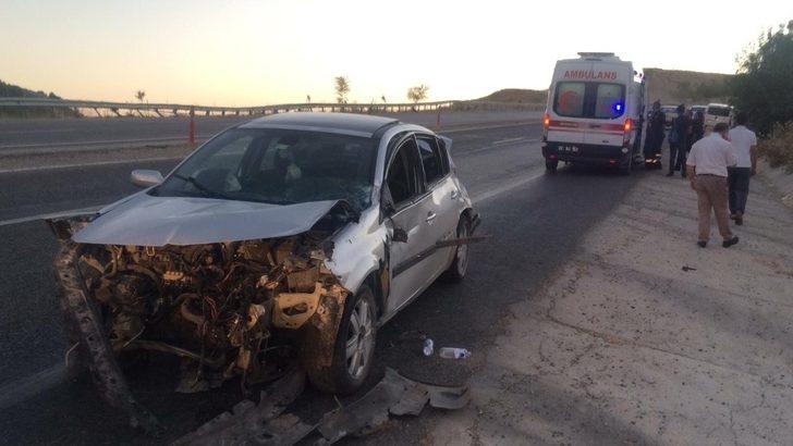 Lastiği patlayan otomobil takla attı: 3 yaralı G2