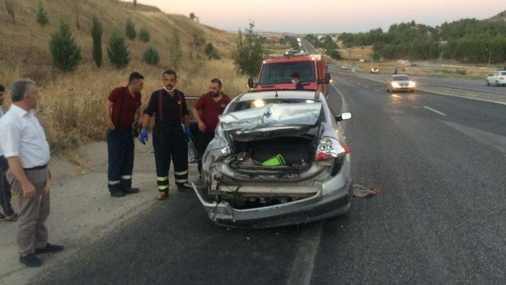 Lastiği patlayan otomobil takla attı: 3 yaralı G3