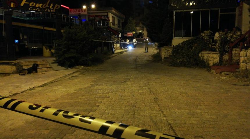 B&uuml;y&uuml;k&ccedil;ekmece'de iki grup arasında silahlı kavga: 1 &ouml;l&uuml;, 3 yaralı