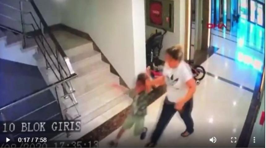 Bah&ccedil;ede k&ouml;peğiyle oynadı diye komşusunun &ccedil;ocuğunu d&ouml;vd&uuml;