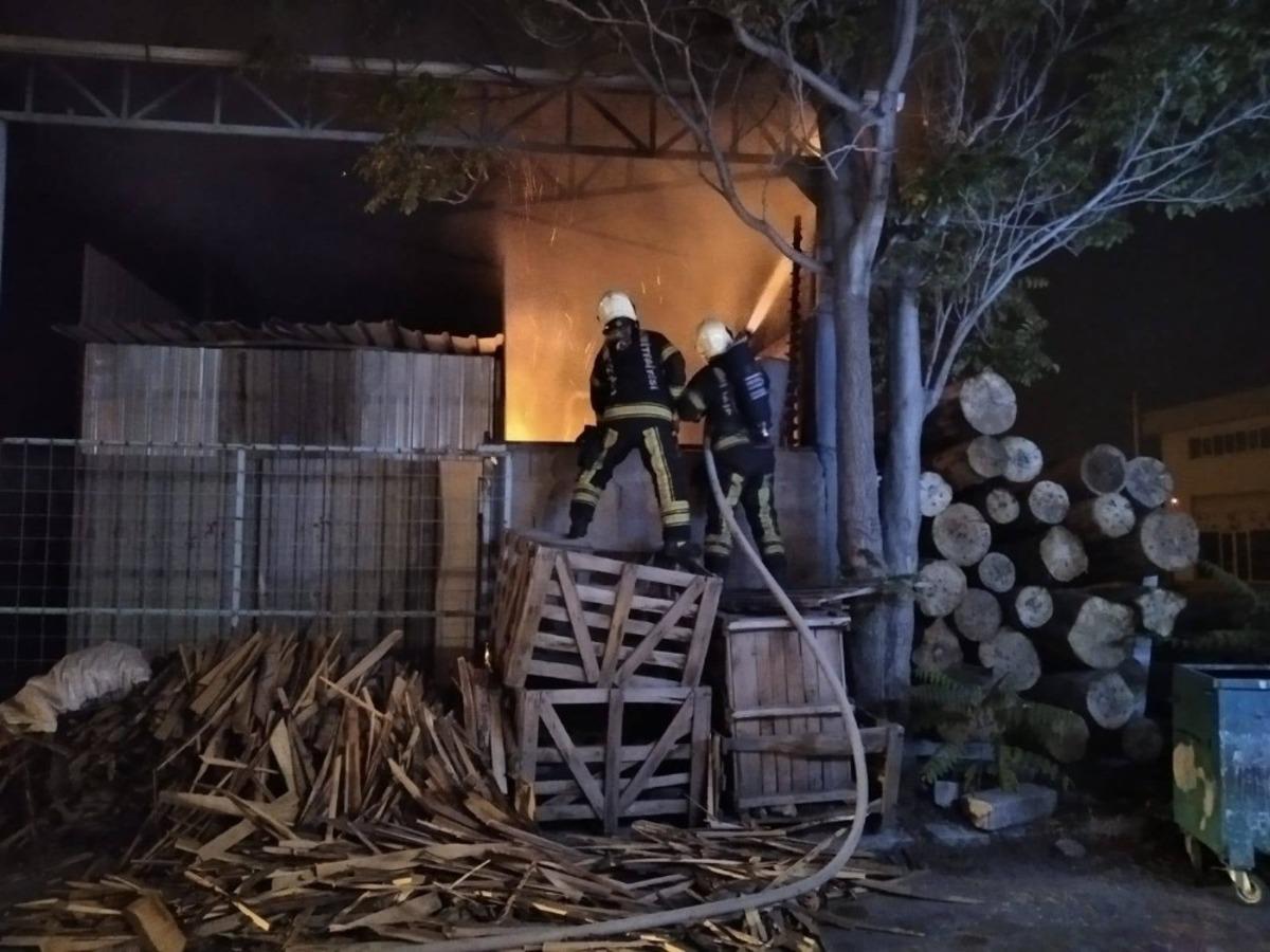 Kereste d&uuml;kkanında yangın