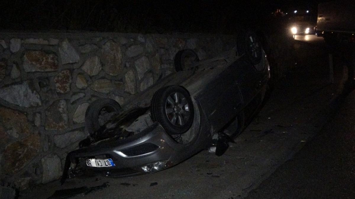 Tırdan d&uuml;şen demirlere &ccedil;arpan otomobil ters d&ouml;nd&uuml;; 3 yaralı