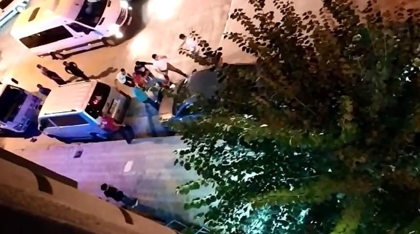 Sultangazi'de taciz ş&uuml;phelisini lin&ccedil; edilmekten polis kurtardı