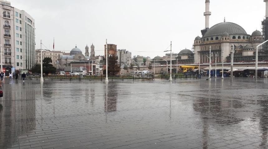 İstanbul&rsquo;da vatandaşlar yağmura hazırlıksız yakalandı