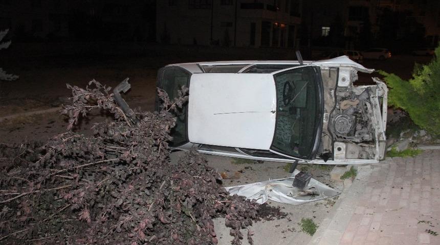 Kaza yaptığı otomobilini olay yerinde bırakıp gitti