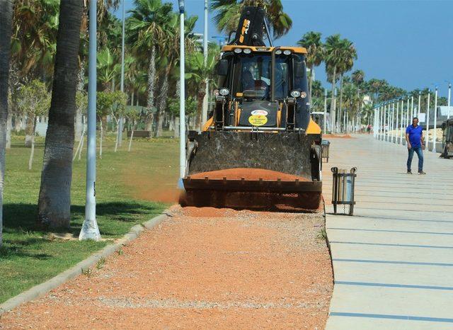 Mersin sahilindeki koşu yolu zemini iyileştiriliyor