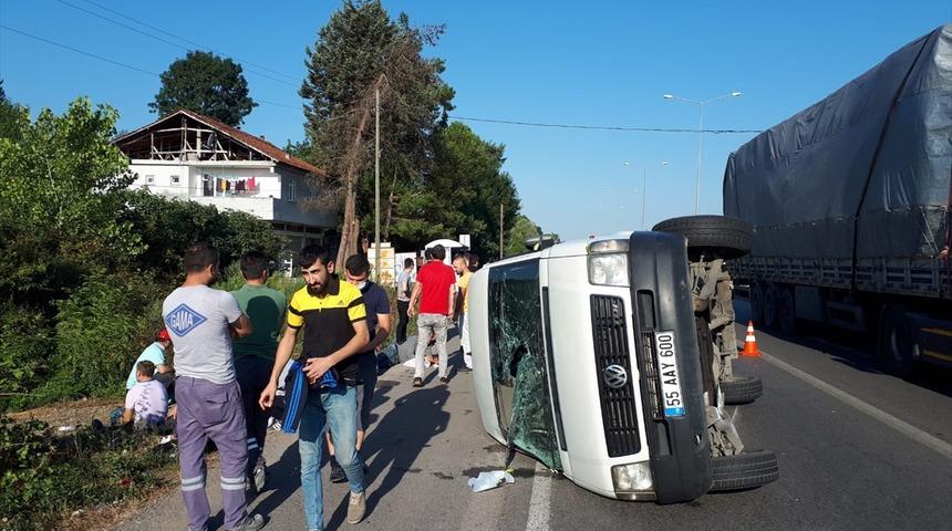 G&Uuml;NCELLEME - Samsun'da servis minib&uuml;s&uuml; devrildi: 16 yaralı