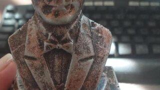 İzmir’de Konak'ta CHP'nin dağıtttığı Atatürk büstü tartışmaya neden oldu