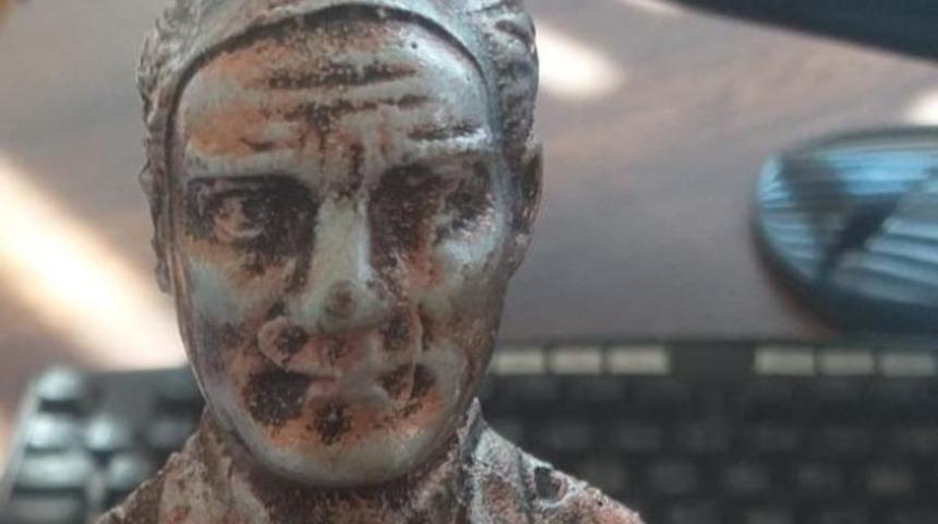 İzmir’de Konak'ta CHP'nin dağıtttığı Atatürk büstü tartışmaya neden oldu