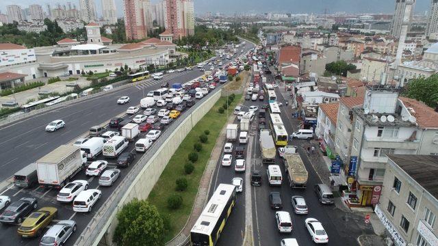 Trafik durma noktasına geldi, kilometrelerce kuyruk oluştu