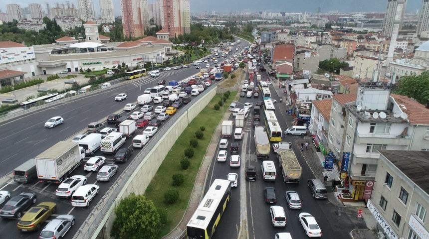 Trafik durma noktasına geldi, kilometrelerce kuyruk oluştu