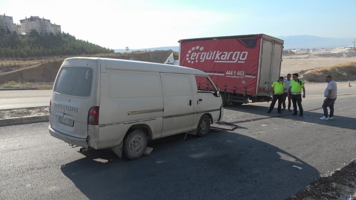 Minib&uuml;s ile kamyonet &ccedil;arpıştı: 2 yaralı