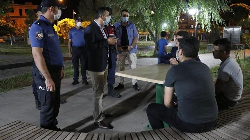 Kaymakam Bayram, Yeşilhisar’daki parklarda maske denetimi yaptı